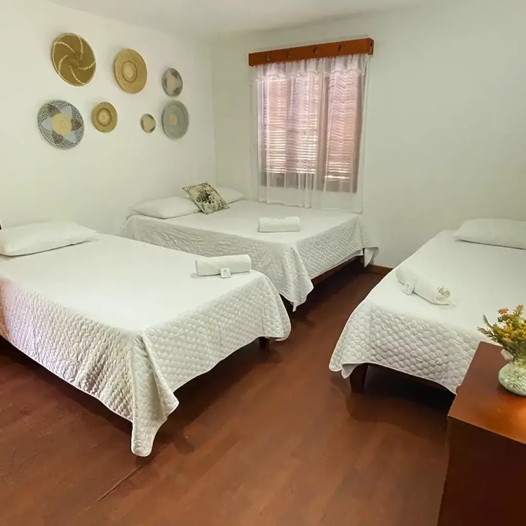 Cette chambre partagée est idéale pour les groupes ou les familles jusqu'à 4 personnes. Elle dispose d'un lit superposé et d'un lit double, d'une salle de bains privée et d'une belle vue sur les terrasses et les jardins de l'hôtel.