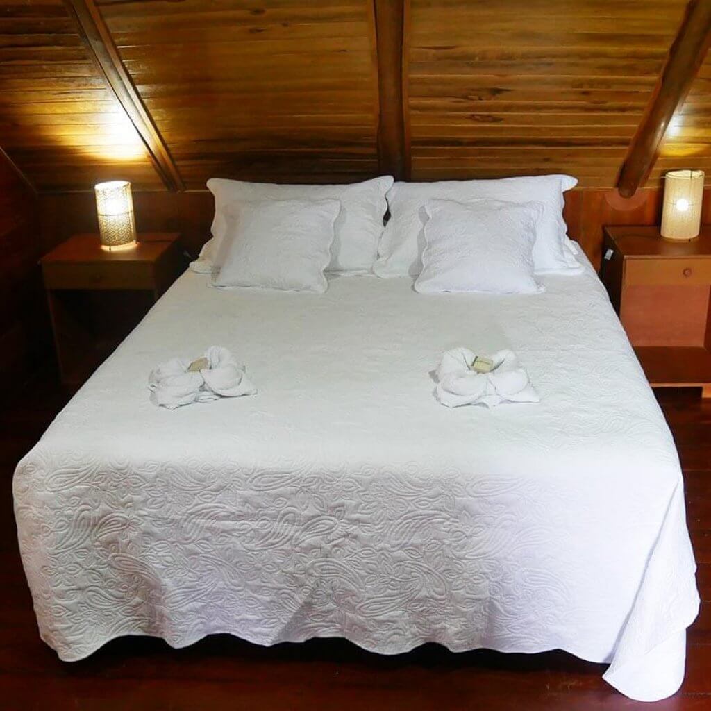 Habitación Suite Junior, para 1 o 2 personas, cuenta con baño privado, cama doble y un sofá cama. Dispone de aire acondicionado, lugar de descanso con hamacas, minibar y balcón con una vista panorámica del hotel.